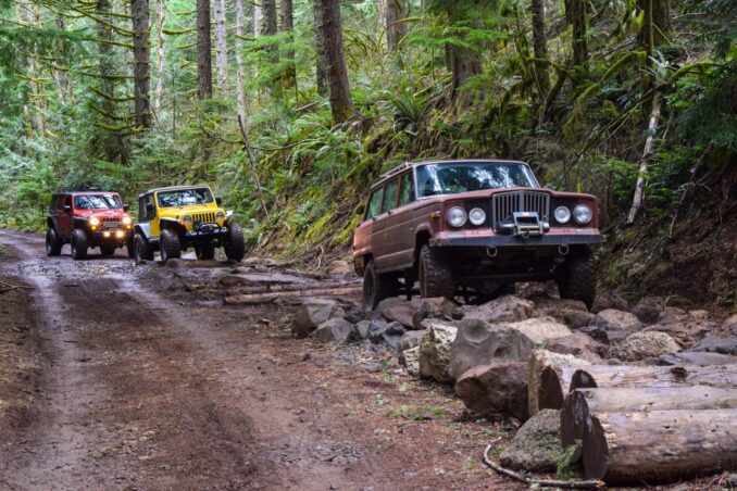 Mehrere Geländewagen auf einem felsigen Waldweg am Shotgun Creek OHV Trail in Oregon