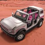 Ford Bronco Desert Rising ohne Türen und Dach in der Wüste