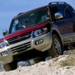 Mitsubishi Montero der frühen 2000er-Jahre bei einer Geländefahrt über Felsen