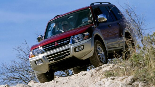 Mitsubishi Montero der frühen 2000er-Jahre bei einer Geländefahrt über Felsen