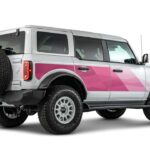 Ford Bronco Desert Rising in Heckansicht vor weißem Hintergrund