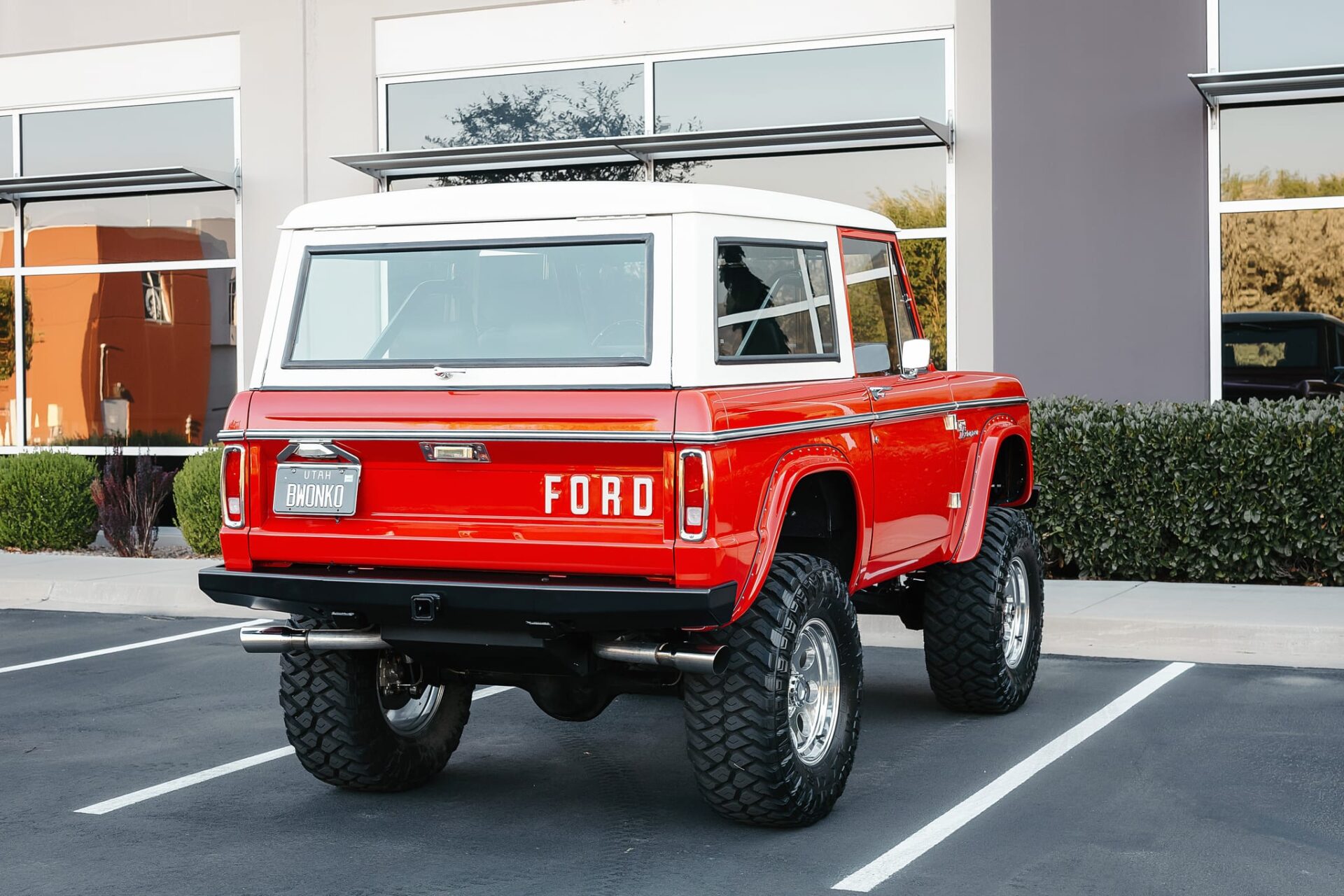 Heckansicht des roten 1968 Ford Bronco mit weißem Hardtop