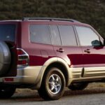 Roter Mitsubishi Montero der frühen 2000er-Jahre in Heck-Dreiviertelansicht