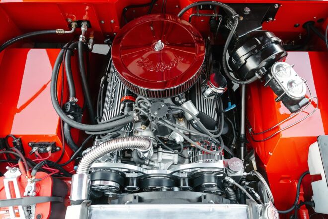 BluePrint-302-ci-V8 im Motorraum des roten 1968 Ford Bronco