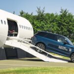 Range Rover Sport Electric fährt eine steile Flugzeugrampe hinunter