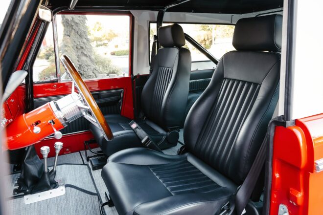 Schwarzer Innenraum des 1968 Ford Bronco mit Holzlenkrad und Twin-Stick-Schaltern