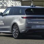 Grauer Range Rover Sport Electric Prototyp in Heckansicht