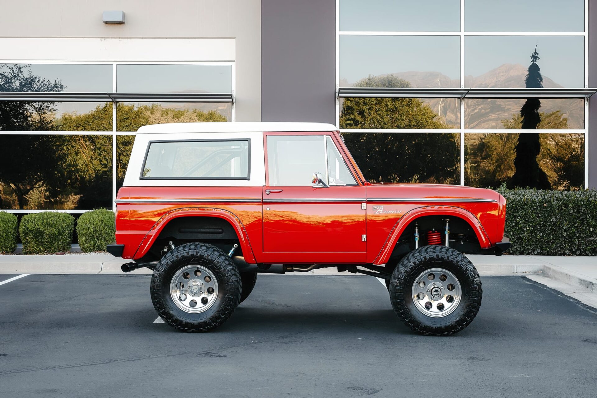Seitenansicht des roten 1968 Ford Bronco mit 5,5 Zoll Höherlegung