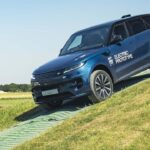 Blauer Range Rover Sport Electric bei einer steilen Abfahrt