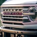 Rosafarbener Kühlergrill des Ford Bronco Desert Rising