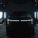 Verhüllter neuer Mitsubishi Pajero mit sichtbarer LED-Lichtsignatur an der Front