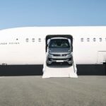 Grauer Range Rover Sport Electric auf einem Offroad-Hügel