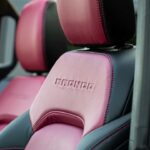 Magenta-schwarzer Vordersitz im Ford Bronco Desert Rising