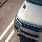 Range Rover Sport Electric aus einem Flugzeug heraus fotografiert