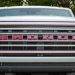 BRONCO-Schriftzug im rosafarbenen Kühlergrill