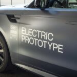 Electric-Prototype-Schriftzug an der Tür des Range Rover Sport