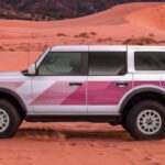 Ford Bronco Desert Rising fährt durch die Wüste