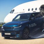 Blauer Range Rover Sport Electric auf einer Flugzeugrampe