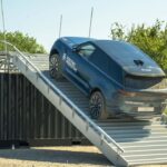 Range Rover Sport Electric bei einer steilen Treppenabfahrt