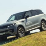 Grauer Range Rover Sport Electric bei einer Geländeabfahrt