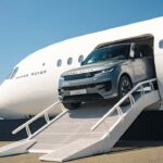 Grauer Range Rover Sport Electric verlässt ein Testflugzeug