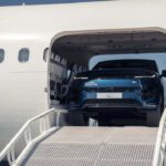 Range Rover Sport Electric auf einer steilen Metallrampe