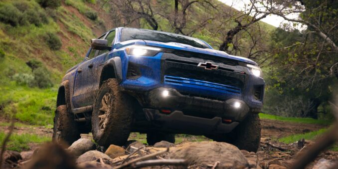 Blauer Chevrolet Colorado ZR2 fährt über Felsen im Gelände