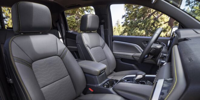 Vordersitze und Cockpit des Chevrolet Colorado mit gelben Kontrastnähten