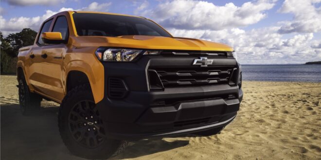 Gelber Chevrolet Colorado steht in Front-Dreiviertelansicht am Strand