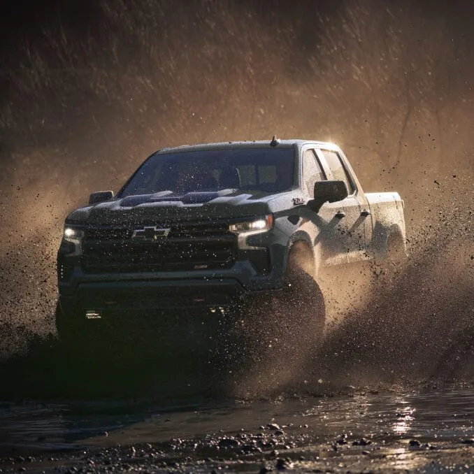 Chevrolet Silverado 1500 fährt durch tiefen Schlamm