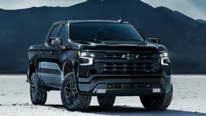 Schwarzer Chevrolet Silverado 1500 in Front-Dreiviertelansicht vor Bergen