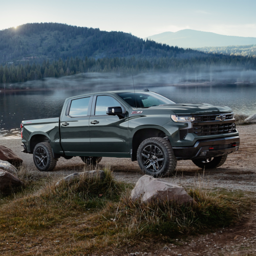 Chevrolet Silverado 1500 ZR2 an einem See in den Bergen
