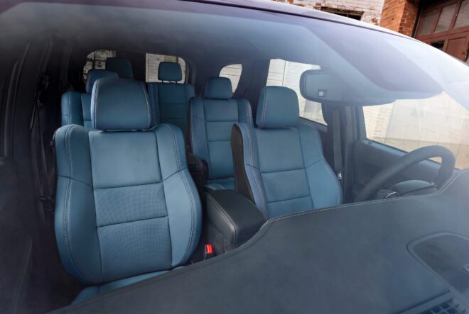 Petrolblaue Ledersitze im Dodge Durango Smokescreen Concept