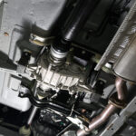 Unterboden mit Verteilergetriebe und Abgasanlage des Lada Niva Legend 1.8