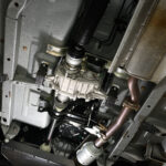Verteilergetriebe und Auspuff am Unterboden des Lada Niva Legend 1.8