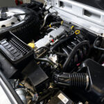 Motorraum des Lada Niva Legend 1.8 mit Reserverad