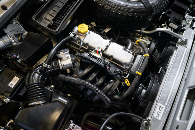 Neuer 1,8-Liter-Benzinmotor im Motorraum des Lada Niva Legend