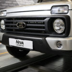 Front des silbernen Lada Niva Legend 1.8 in der Werkhalle