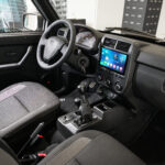Innenraum des modernisierten Lada Niva Legend mit neuem Lenkrad und Schalthebeln