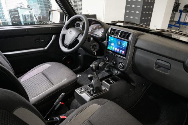 Innenraum des modernisierten Lada Niva Legend mit neuem Lenkrad und Schalthebeln