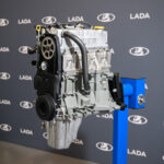 Freistehender 1,8-Liter-Motor des Lada Niva Legend auf einem Präsentationsständer