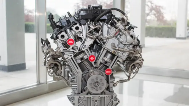 Aufgeschnittener Ford 3,5-Liter-EcoBoost-V6 mit markierten Bauteilen und zwei Turboladern