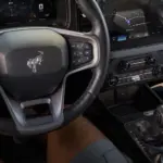 Cockpit eines Ford Bronco mit Lenkrad digitalen Instrumenten und Gangwahlhebel