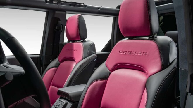 Magenta-schwarze Katzkin-Ledersitze im Ford Bronco Desert Rising