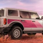 Ford Bronco Desert Rising von hinten im Sand