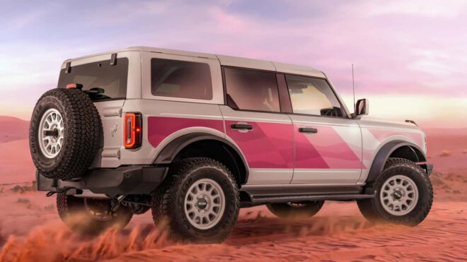 Ford Bronco Desert Rising von hinten im Sand