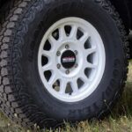Weiße Method-Felge und Goodyear-Geländereifen am Ford Bronco Desert Rising