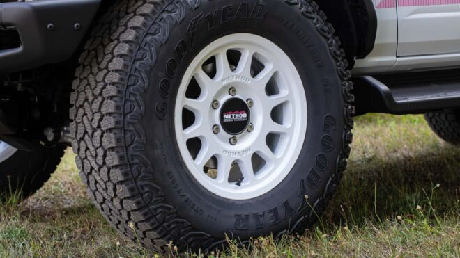 Weiße Method-Felge und Goodyear-Geländereifen am Ford Bronco Desert Rising