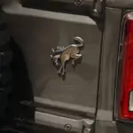 Nahaufnahme von Ersatzrad Bronco-Emblem und rechter Rückleuchte am Heck eines Ford Bronco