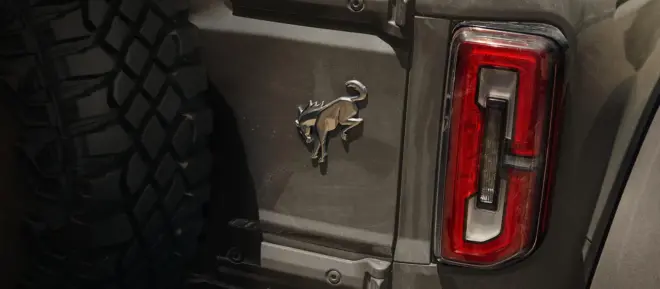 Nahaufnahme von Ersatzrad Bronco-Emblem und rechter Rückleuchte am Heck eines Ford Bronco